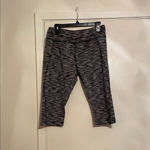 Black and Gray Capri Athletic Leggings